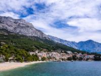 Blick von einer Landzunge auf Brela und Biokovo Massiv